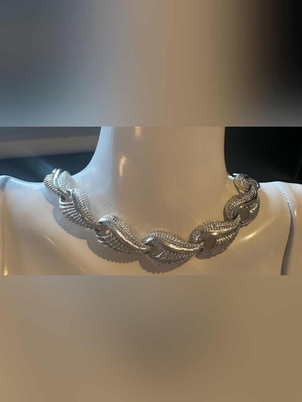 Des. Pat. Pend Silver Tone Textured LeafMotif Articulated Links Vintage Necklace